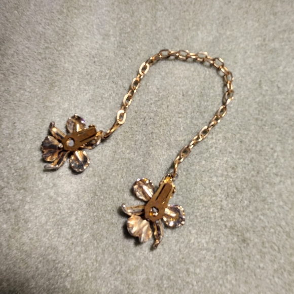 Flower sweater chain clip - Picture 2 of 4